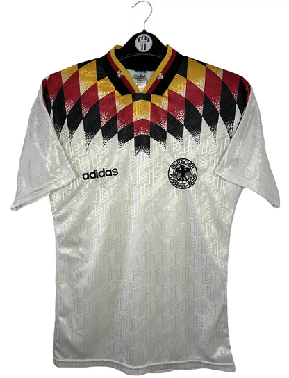 Maillot de foot vintage blanc domicile de l'Allemagne 1994. On peut retrouver l'équipementier Adidas. Il s'agit d'un maillot authentique d'époque.