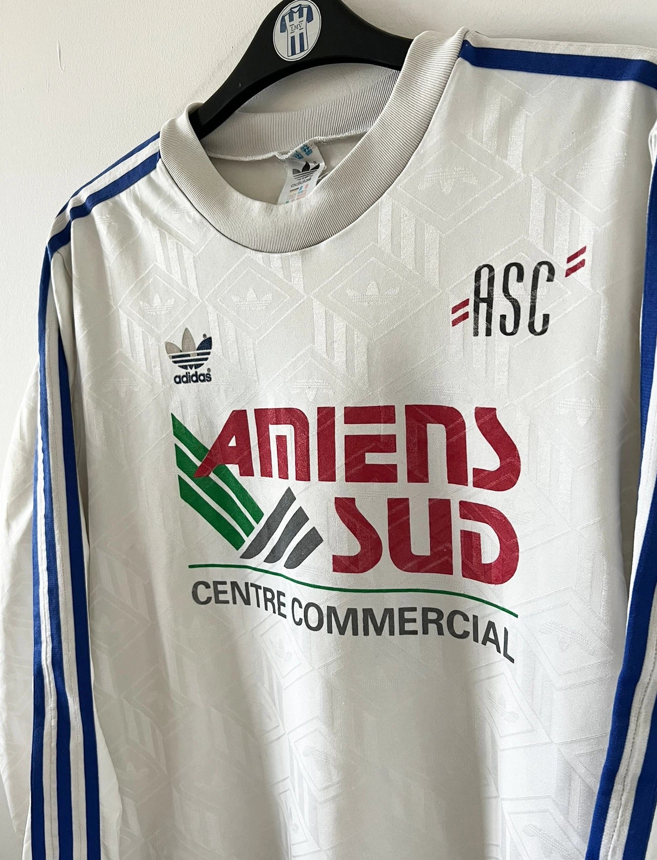 Maillot de foot vintage domicile blanc de l'Amiens SC 1989/1990. On peut retrouver l'équipementier Adidas et le sponsor Amiens Sud. Il s'agit d'un maillot authentique d'époque.
