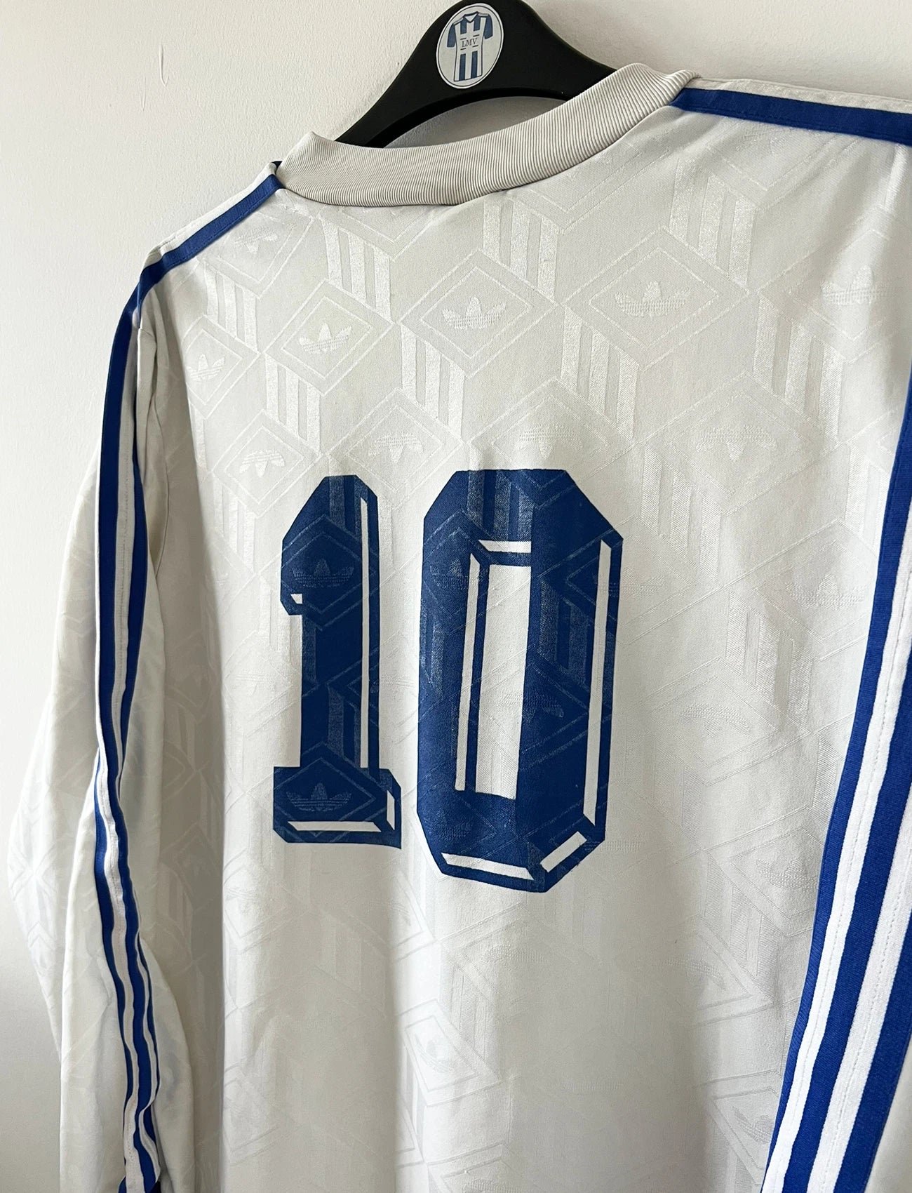Maillot de foot vintage domicile blanc de l'Amiens SC 1989/1990. On peut retrouver l'équipementier Adidas et le sponsor Amiens Sud. Il s'agit d'un maillot authentique d'époque.