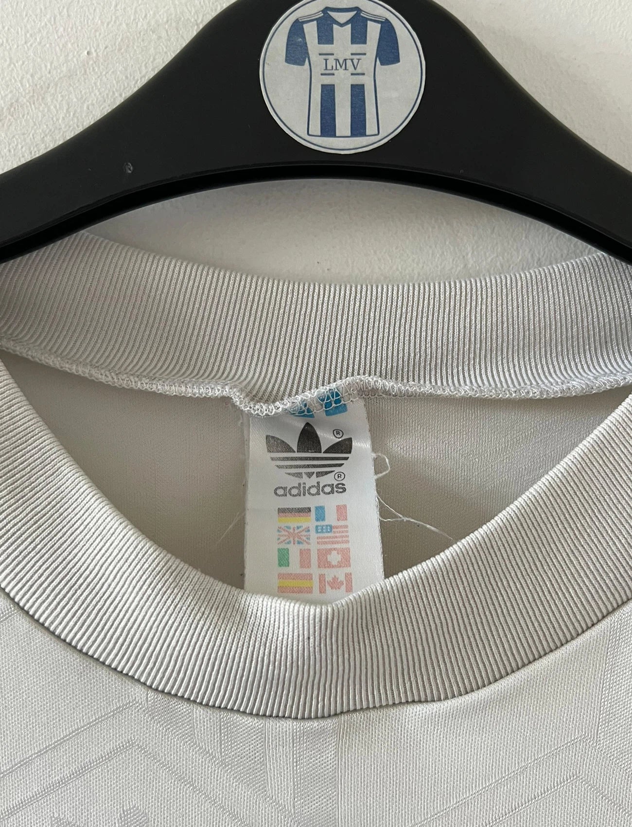 Maillot de foot vintage domicile blanc de l'Amiens SC 1989/1990. On peut retrouver l'équipementier Adidas et le sponsor Amiens Sud. Il s'agit d'un maillot authentique d'époque.