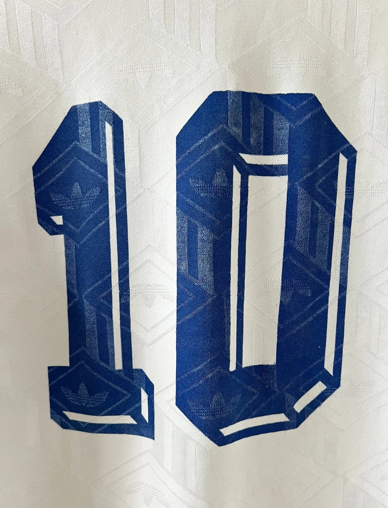 Maillot de foot vintage domicile blanc de l'Amiens SC 1989/1990. On peut retrouver l'équipementier Adidas et le sponsor Amiens Sud. Il s'agit d'un maillot authentique d'époque.