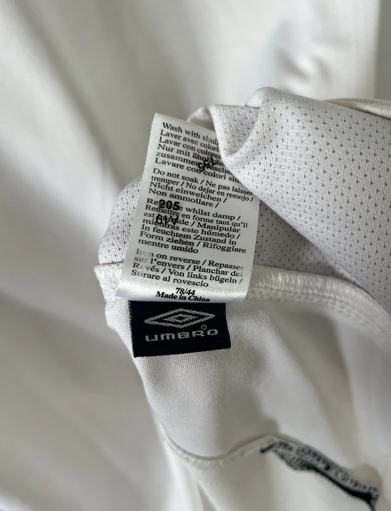 Maillot de foot vintage domicile blanc de l'Angleterre de la saison 2008-2009. On peut y retrouver l'équipementier Umbro. Le maillot est floqué du numéro 9 Rooney. Il s'agit d'un maillot authentique d'époque