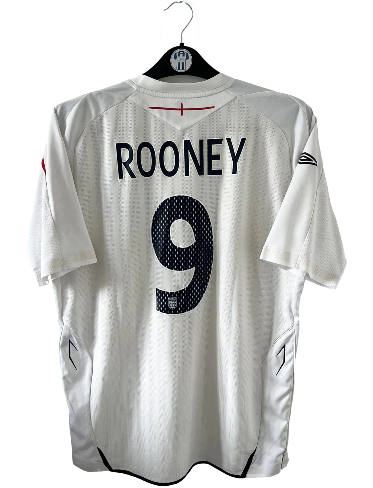 Maillot de foot vintage domicile blanc de l'Angleterre de la saison 2008-2009. On peut y retrouver l'équipementier Umbro. Le maillot est floqué du numéro 9 Rooney. Il s'agit d'un maillot authentique d'époque