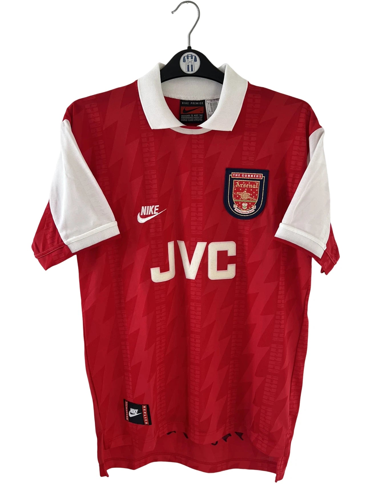 Maillot de foot vintage domicile rouge et blanc d'arsenal saison 1995/1996. On peut retrouver l'équipementier Nike et le sponsor JVC. Il s'agit d'un maillot authentique d'époque.