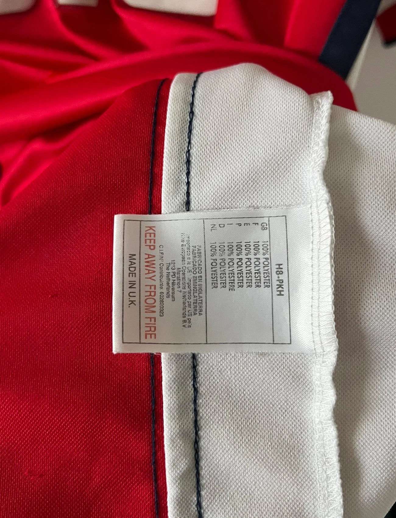 Maillot de foot vintage domicile rouge et blanc d'arsenal de la saison 1998/1999. On peut retrouver l'équipementier Nike et le sponsor JVC. Le maillot est floqué du numéro 10 Dennis Bergkamp. Il s'agit d'un maillot authentique d'époque.