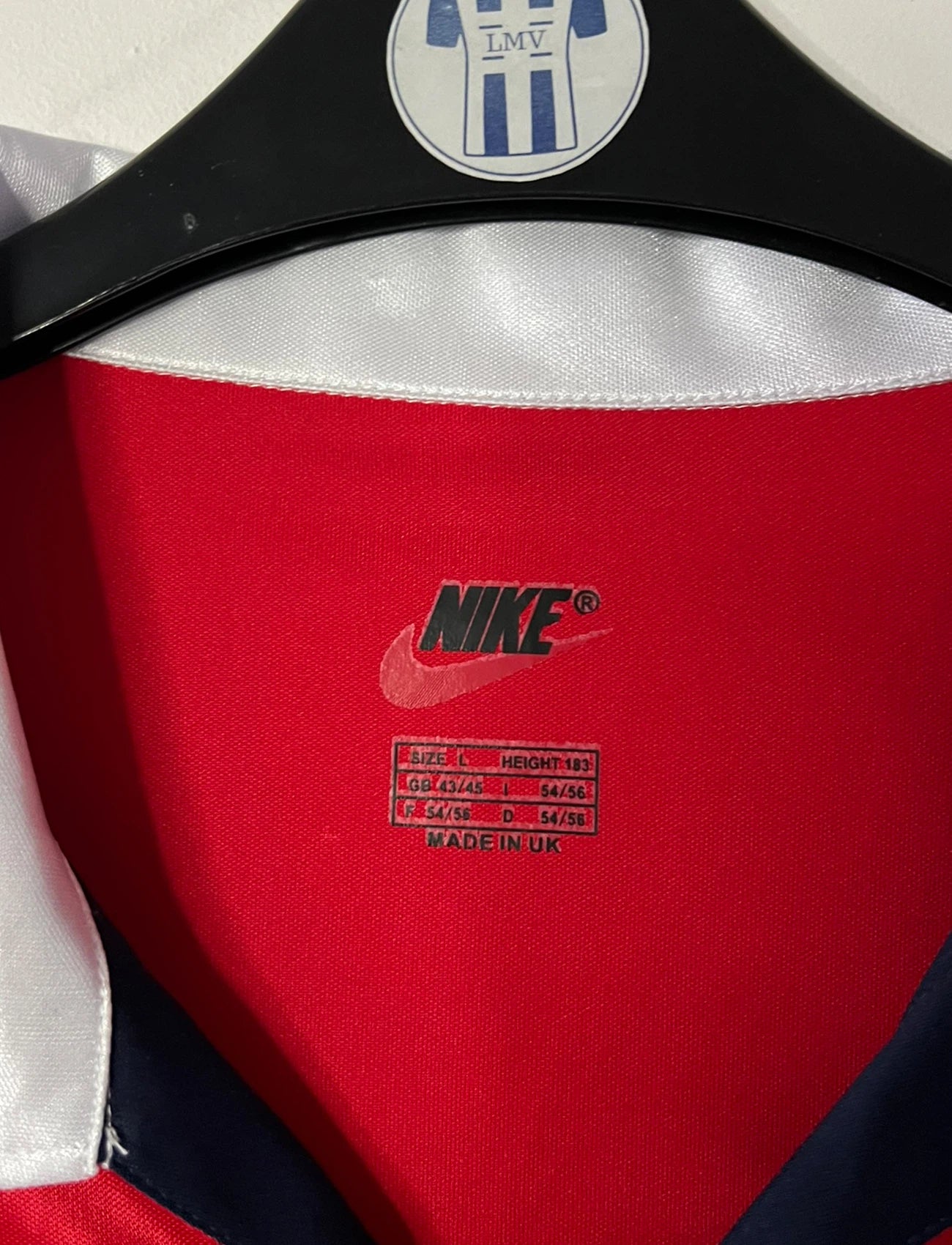 Maillot de foot vintage domicile rouge et blanc d'Arsenal de la saison 1998/1999. On peut retrouver l'équipementier Nike et le sponsor JVC. Il s'agit d'un maillot authentique d'époque.