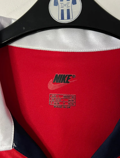 Maillot de foot vintage domicile rouge et blanc d'Arsenal de la saison 1998/1999. On peut retrouver l'équipementier Nike et le sponsor JVC. Il s'agit d'un maillot authentique d'époque.
