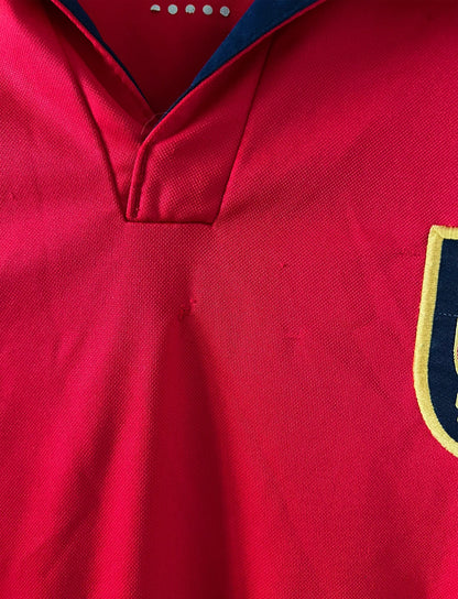 Maillot de foot vintage domicile rouge et blanc d'arsenal de la saison 1999/2000. On peut retrouver l'équipementier Nike et le sponsor JVC. Le maillot est floqué du numéro 10 Dennis Bergkamp. Il s'agit d'un maillot authentique d'époque.