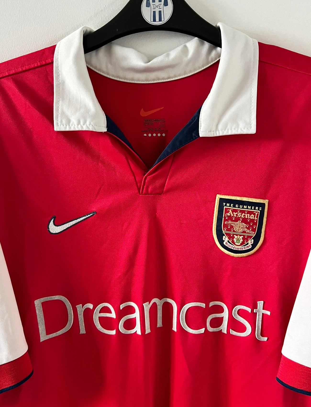 Maillot de foot vintage domicile rouge et blanc d'arsenal de la saison 1999/2000. On peut retrouver l'équipementier Nike et le sponsor JVC. Le maillot est floqué du numéro 10 Dennis Bergkamp. Il s'agit d'un maillot authentique d'époque.