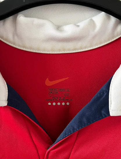 Maillot de foot vintage domicile rouge et blanc d'arsenal de la saison 1999/2000. On peut retrouver l'équipementier Nike et le sponsor JVC. Le maillot est floqué du numéro 10 Dennis Bergkamp. Il s'agit d'un maillot authentique d'époque.