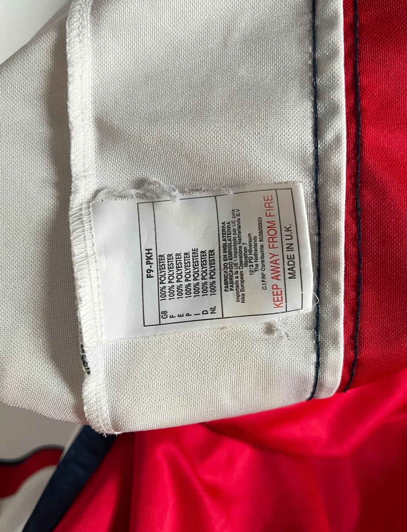 Maillot de foot vintage domicile rouge et blanc d'arsenal de la saison 1999/2000. On peut retrouver l'équipementier Nike et le sponsor JVC. Le maillot est floqué du numéro 10 Dennis Bergkamp. Il s'agit d'un maillot authentique d'époque.