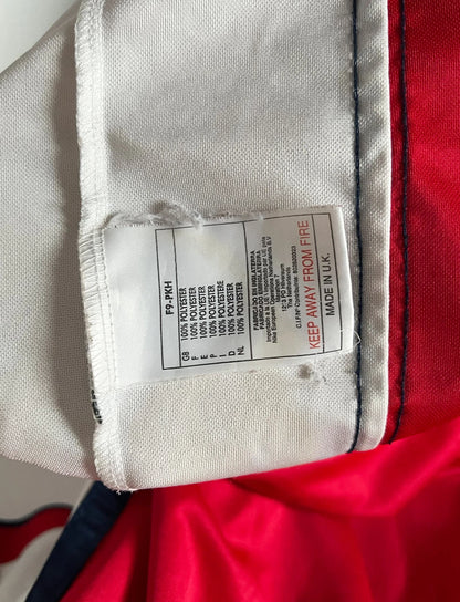 Maillot de foot vintage domicile rouge et blanc d'arsenal de la saison 1999/2000. On peut retrouver l'équipementier Nike et le sponsor JVC. Le maillot est floqué du numéro 10 Dennis Bergkamp. Il s'agit d'un maillot authentique d'époque.