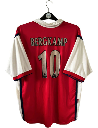 Maillot de foot vintage domicile rouge et blanc d'arsenal de la saison 1999/2000. On peut retrouver l'équipementier Nike et le sponsor JVC. Le maillot est floqué du numéro 10 Dennis Bergkamp. Il s'agit d'un maillot authentique d'époque.