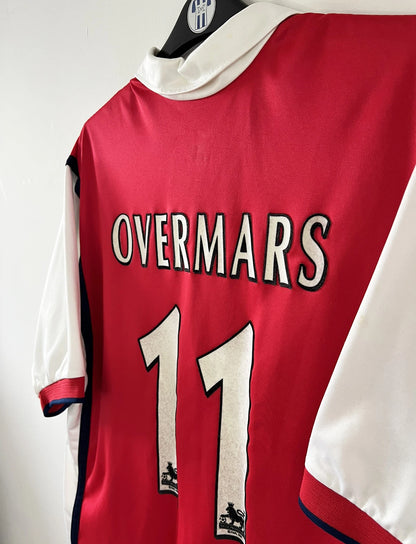 Maillot de foot vintage domicile rouge d'arsenal de la saison 1999/2000. On peut retrouver l'équipementier Nike et le sponsor Dreamcast. Le maillot est floqué du numéro 11 Marc Overmars. Il s'agit d'un maillot authentique d'époque.