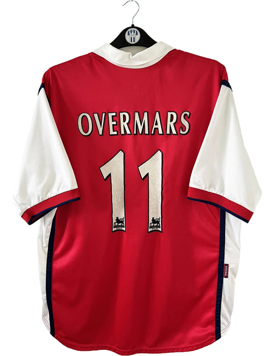 Maillot de foot vintage domicile rouge d'arsenal de la saison 1999/2000. On peut retrouver l'équipementier Nike et le sponsor Dreamcast. Le maillot est floqué du numéro 11 Marc Overmars. Il s'agit d'un maillot authentique d'époque.