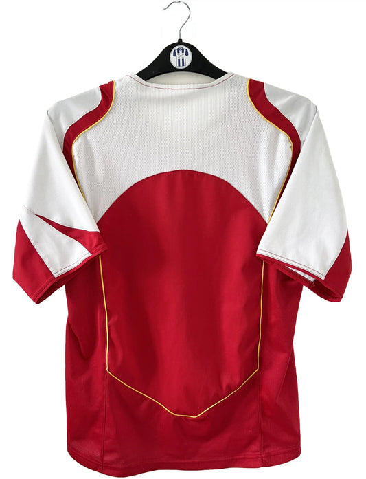 Maillot de foot vintage domicile d'arsenal de la saison 2004/2005. Le maillot est de couleur rouge et blanc. On peut retrouver l'équipementier nike et le sponsor O2 en feutrine. Il s'agit d'un maillot authentique d'époque.