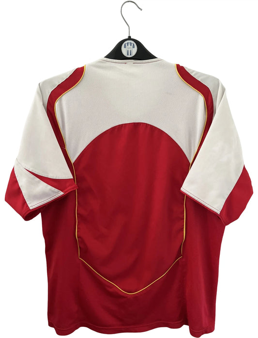 Maillot de foot vintage domicile rouge et blanc d'Arsenal 2004/2005. On peut retrouver l'équipementier Nike et le sponsor O2. Il s'agit d'un maillot authentique d'époque.