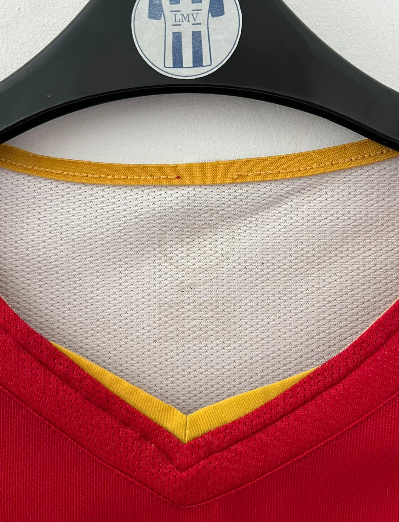Maillot de foot vintage domicile rouge et blanc d'Arsenal 2004/2005. On peut retrouver l'équipementier Nike et le sponsor O2. Il s'agit d'un maillot authentique d'époque.