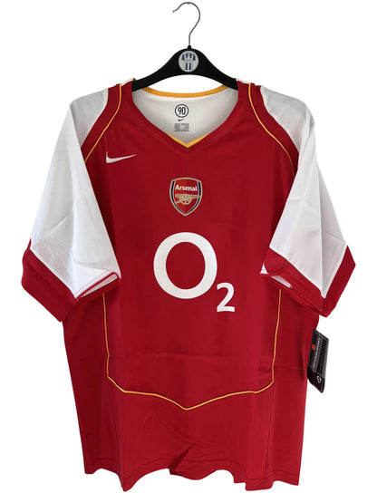 Maillot de foot vintage domicile d'Arsenal de la saison 2004/2005. On peut retrouver l'équipementier Nike et le sponsor O2. Il s'agit d'un maillot authentique d'époque.