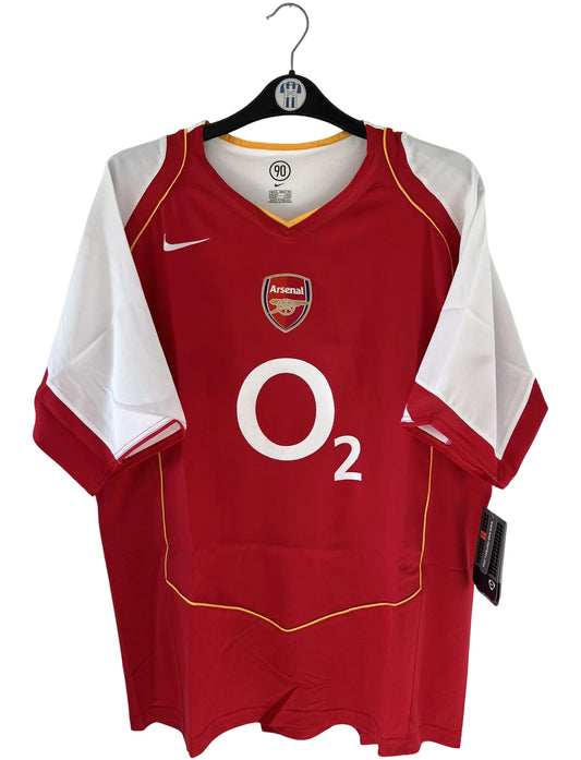 Maillot de foot vintage domicile d'Arsenal de la saison 2004/2005. On peut retrouver l'équipementier Nike et le sponsor O2. Il s'agit d'un maillot authentique d'époque.
