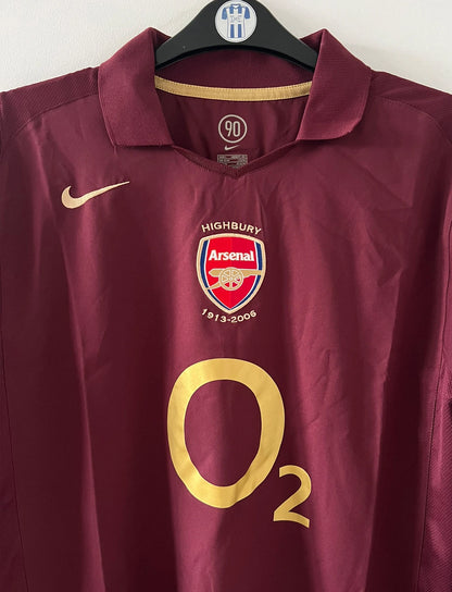 Maillot de foot vintage domicile rouge d'Arsenal de la saison 2005/2006. On peut retrouver l'équipementier Nike et le sponsor O2. Il s'agit d'un maillot authentique d'époque.