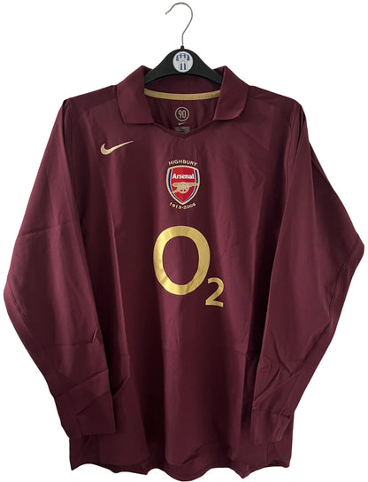Maillot de foot vintage domicile rouge d'Arsenal de la saison 2005/2006. On peut retrouver l'équipementier Nike et le sponsor O2. Il s'agit d'un maillot authentique d'époque.