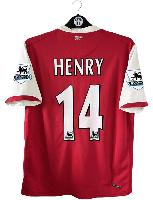 Maillot de foot vintage domicile rouge et blanc d'arsenal de la saison 2006-2007. On peut retrouver l'équipementier nike et le sponsor fly emirates. Le maillot est floqué du numéro 14 Thierry Henry. Il s'agit d'un maillot authentique d'époque comportant l'étiquette numéro 146769