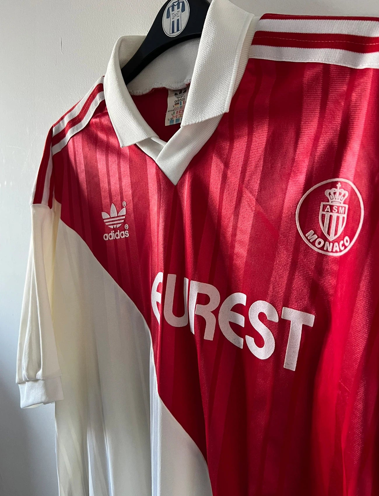Maillot de foot vintage domicile rouge et blanc de l'as monaco de la saison 1992/1993. On peut retrouver l'équipementier Adidas et le sponsor Eurest. Il s'agit d'un maillot authentique d'époque.
