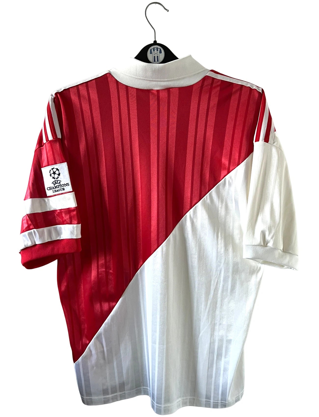 Maillot de foot vintage domicile rouge et blanc de l'as monaco de la saison 1992/1993. On peut retrouver l'équipementier Adidas et le sponsor Eurest. Il s'agit d'un maillot authentique d'époque.