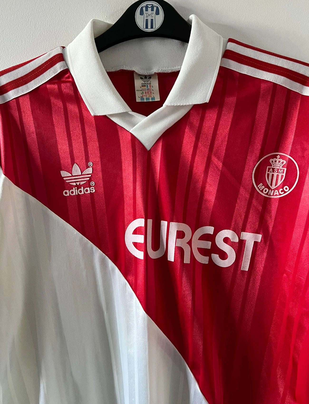 Maillot de foot vintage domicile rouge et blanc de l'as monaco de la saison 1992/1993. On peut retrouver l'équipementier Adidas et le sponsor Eurest. Il s'agit d'un maillot authentique d'époque.