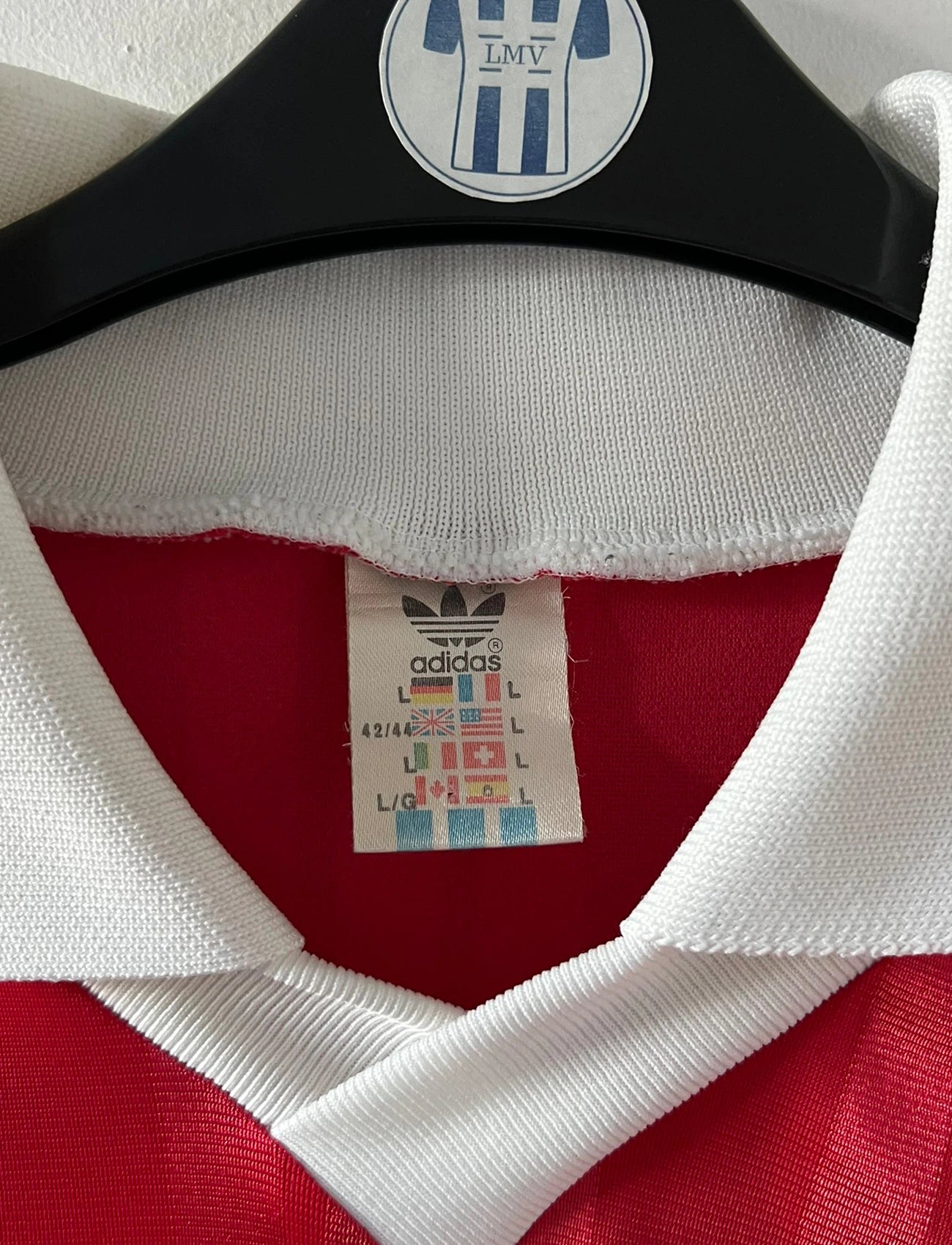 Maillot de foot vintage domicile rouge et blanc de l'as monaco de la saison 1992/1993. On peut retrouver l'équipementier Adidas et le sponsor Eurest. Il s'agit d'un maillot authentique d'époque.