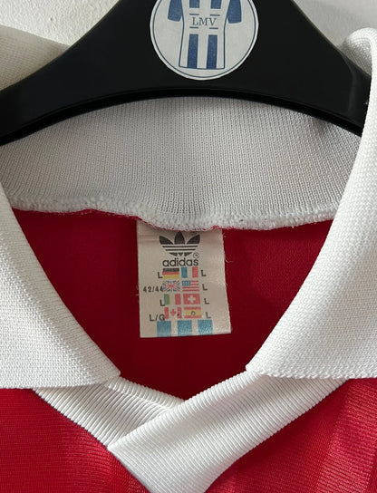 Maillot de foot vintage domicile rouge et blanc de l'as monaco de la saison 1992/1993. On peut retrouver l'équipementier Adidas et le sponsor Eurest. Il s'agit d'un maillot authentique d'époque.
