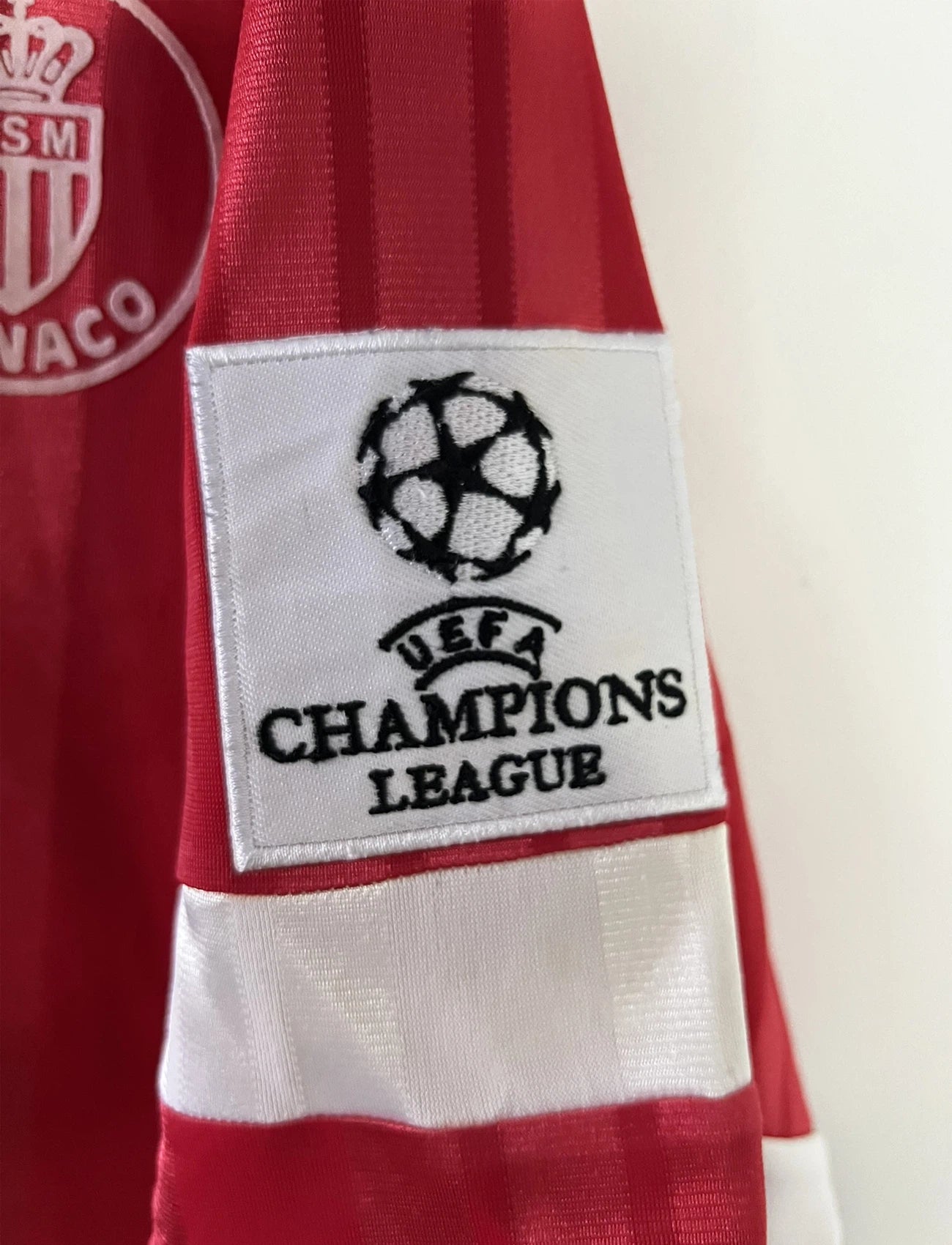 Maillot de foot vintage domicile rouge et blanc de l'as monaco de la saison 1992/1993. On peut retrouver l'équipementier Adidas et le sponsor Eurest. Il s'agit d'un maillot authentique d'époque.