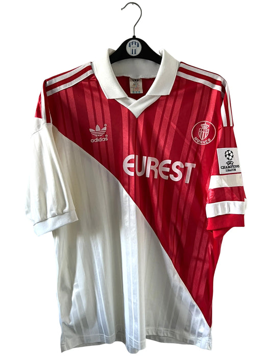 Maillot de foot vintage domicile rouge et blanc de l'as monaco de la saison 1992/1993. On peut retrouver l'équipementier Adidas et le sponsor Eurest. Il s'agit d'un maillot authentique d'époque.