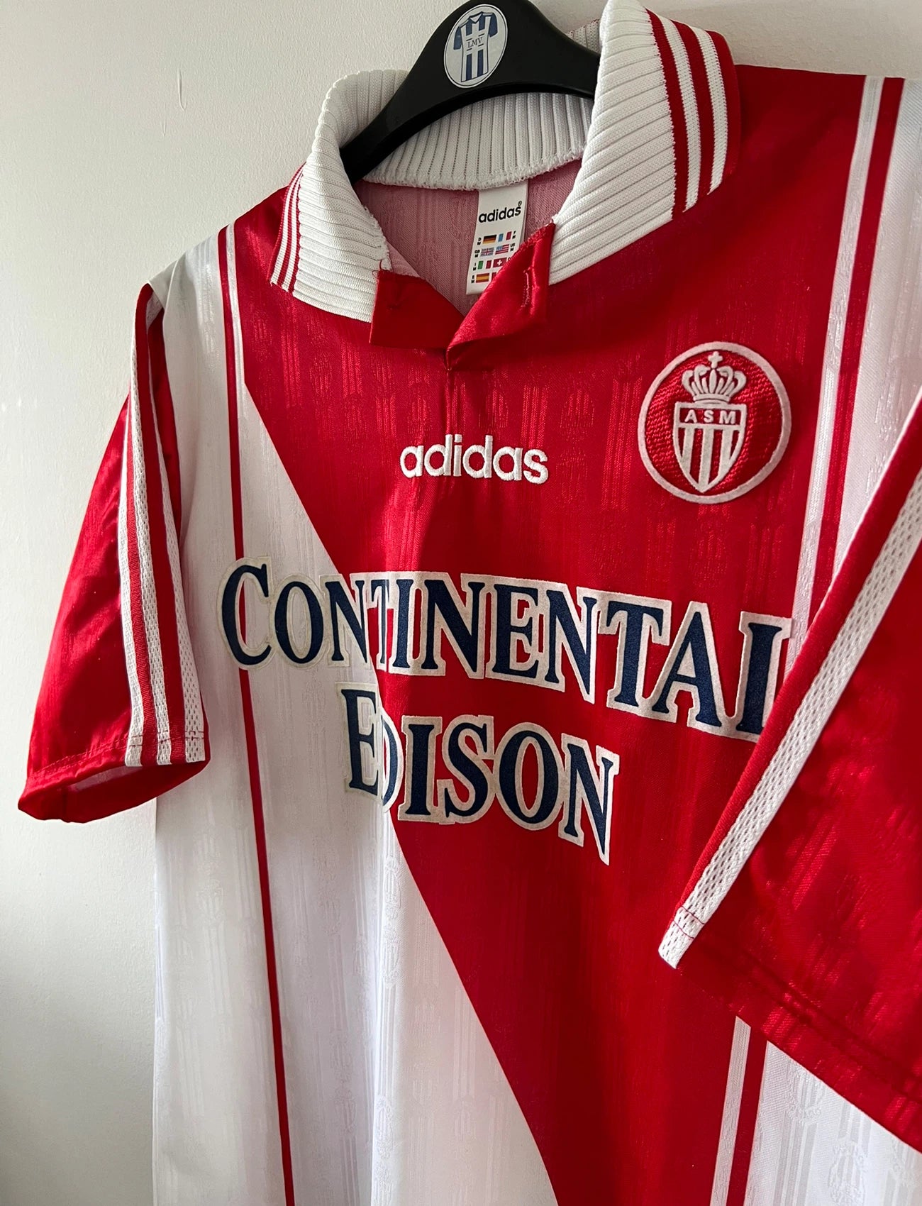 Maillot de foot vintage domicile rouge et blanc de l'as monaco saison 1997/1998. On peut retrouver l'équipementier Adidas et le sponsor Continental Edison. Il s'agit d'un maillot authentique d'époque.