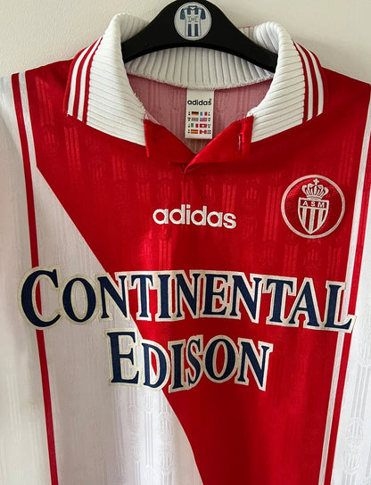 Maillot de foot vintage domicile rouge et blanc de l'as monaco saison 1997/1998. On peut retrouver l'équipementier Adidas et le sponsor Continental Edison. Il s'agit d'un maillot authentique d'époque.