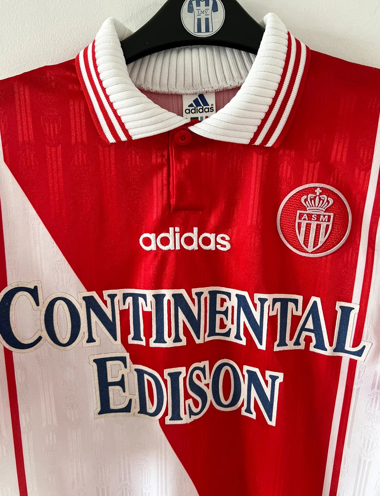 Maillot de foot vintage domicile rouge et blanc de l'AS Monaco 1997/1998. n peut retrouver l'équipementier Adidas et le sponsor Continental Edison. Il s'agit d'un maillot authentique d'époque.