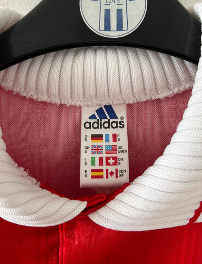 Maillot de foot vintage domicile rouge et blanc de l'AS Monaco 1997/1998. n peut retrouver l'équipementier Adidas et le sponsor Continental Edison. Il s'agit d'un maillot authentique d'époque.