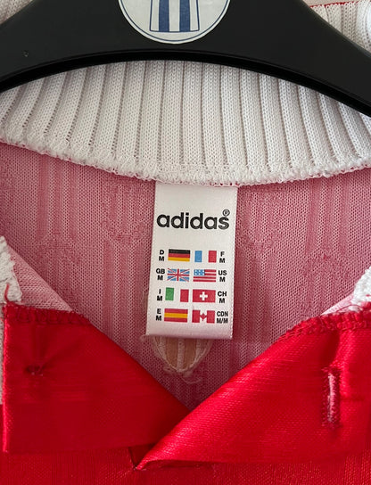 Maillot de foot vintage domicile rouge et blanc de l'as monaco saison 1997/1998. On peut retrouver l'équipementier Adidas et le sponsor Continental Edison. Il s'agit d'un maillot authentique d'époque.