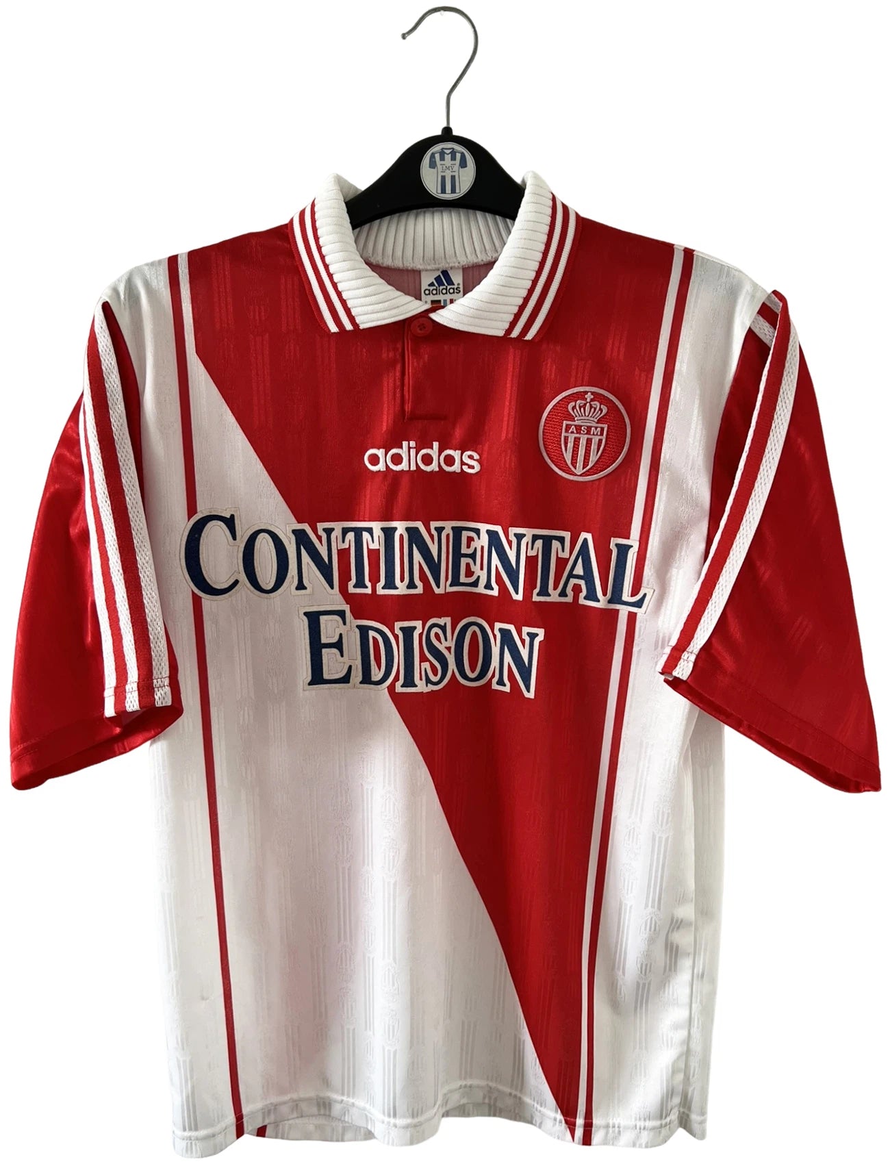 Maillot de foot vintage domicile rouge et blanc de l'AS Monaco 1997/1998. n peut retrouver l'équipementier Adidas et le sponsor Continental Edison. Il s'agit d'un maillot authentique d'époque.