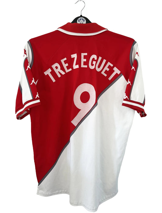 Maillot de foot vintage domicile rouge et blanc de l'as monaco de la saison 1998 1999. On peut retrouver l'équipementier kappa. Le maillot est floqué du numéro 9 Trezeguet. Il s'agit d'un maillot authentique d'époque.