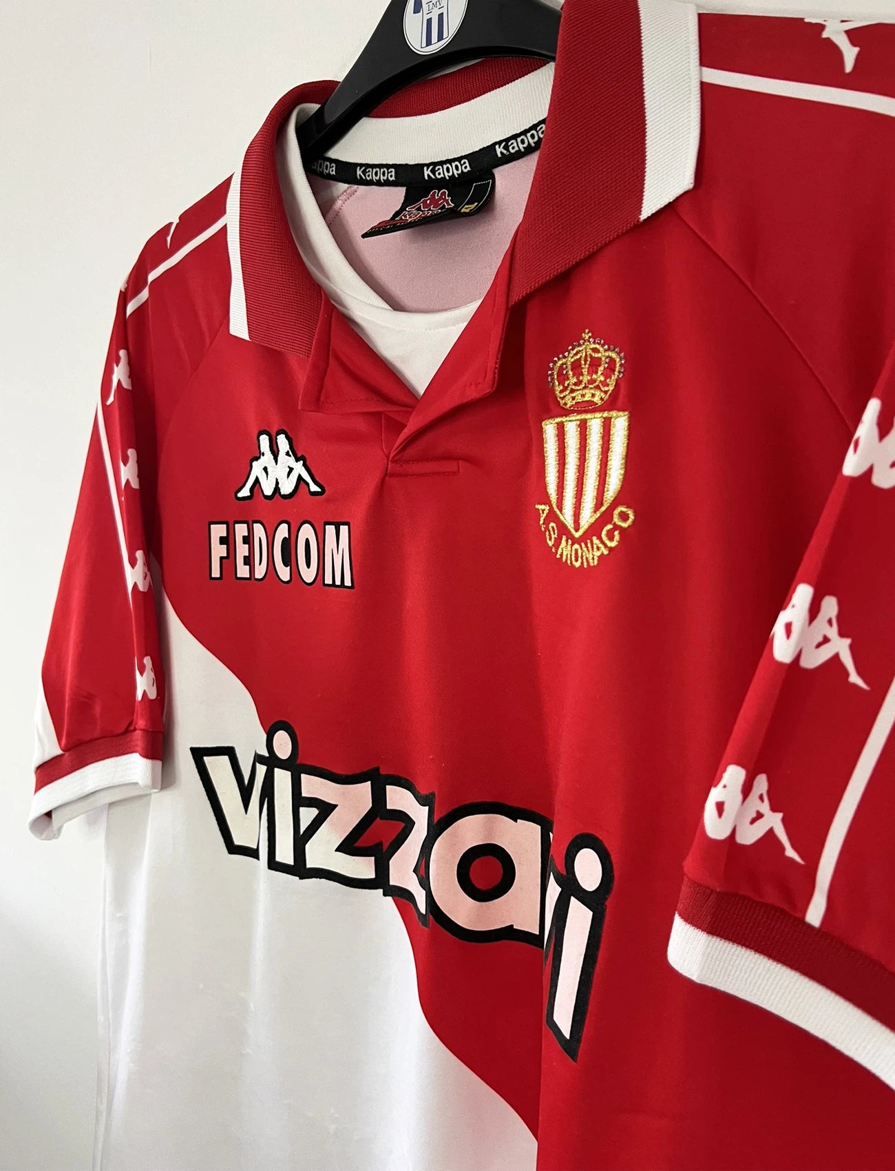 Maillot de foot vintage domicile de l'AS Monaco de la saison 2000-2001. On peut retrouver l'équipementier Kappa ainsi que les sponsor, Vizzazi, Fedcom et Gian Alberto Caporale. Le maillot est floqué du numéro 10 Marcelo Gallardo. Il s'agit d'un maillot authentique d'époque.