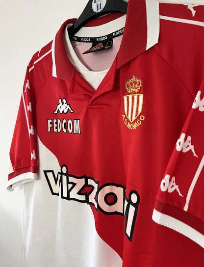 Maillot de foot vintage domicile de l'AS Monaco de la saison 2000-2001. On peut retrouver l'équipementier Kappa ainsi que les sponsor, Vizzazi, Fedcom et Gian Alberto Caporale. Le maillot est floqué du numéro 10 Marcelo Gallardo. Il s'agit d'un maillot authentique d'époque.