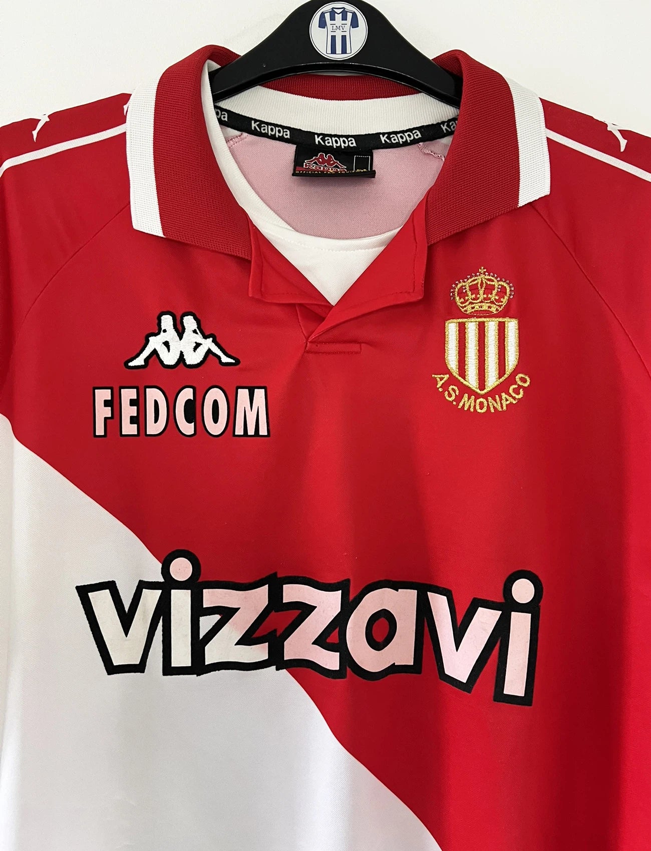 Maillot de foot vintage domicile de l'AS Monaco de la saison 2000-2001. On peut retrouver l'équipementier Kappa ainsi que les sponsor, Vizzazi, Fedcom et Gian Alberto Caporale. Le maillot est floqué du numéro 10 Marcelo Gallardo. Il s'agit d'un maillot authentique d'époque.