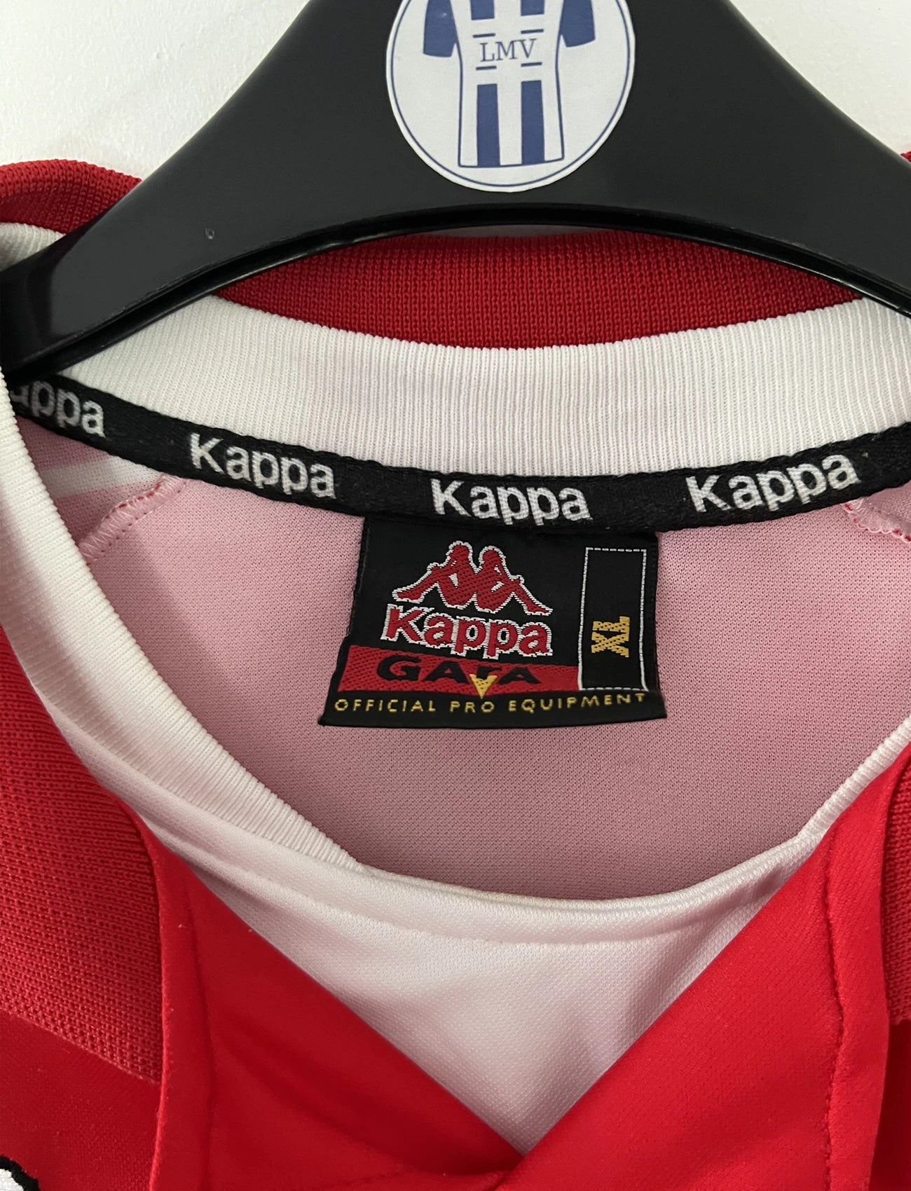 Maillot de foot vintage domicile de l'AS Monaco de la saison 2000-2001. On peut retrouver l'équipementier Kappa ainsi que les sponsor, Vizzazi, Fedcom et Gian Alberto Caporale. Le maillot est floqué du numéro 10 Marcelo Gallardo. Il s'agit d'un maillot authentique d'époque.