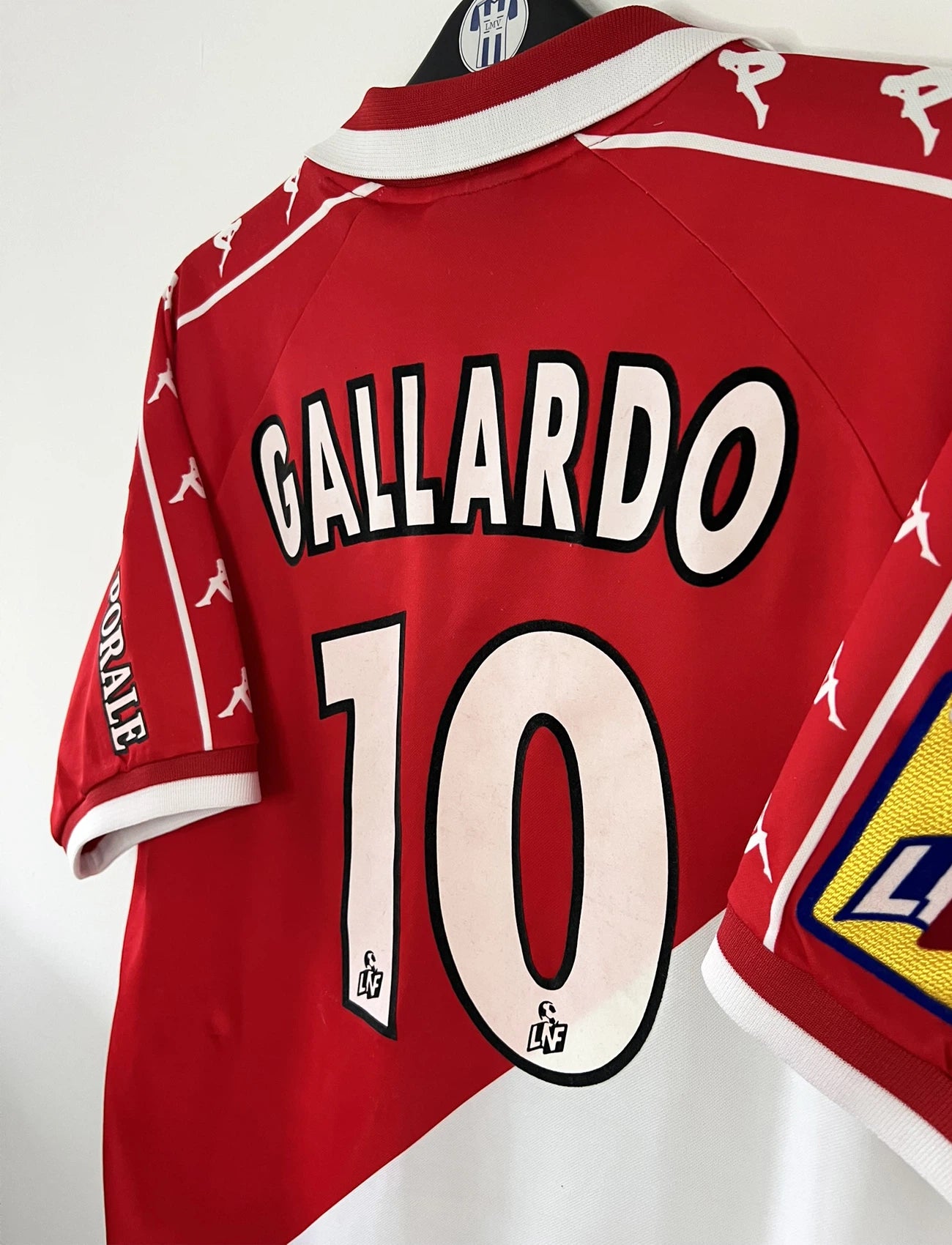 Maillot de foot vintage domicile de l'AS Monaco de la saison 2000-2001. On peut retrouver l'équipementier Kappa ainsi que les sponsor, Vizzazi, Fedcom et Gian Alberto Caporale. Le maillot est floqué du numéro 10 Marcelo Gallardo. Il s'agit d'un maillot authentique d'époque.