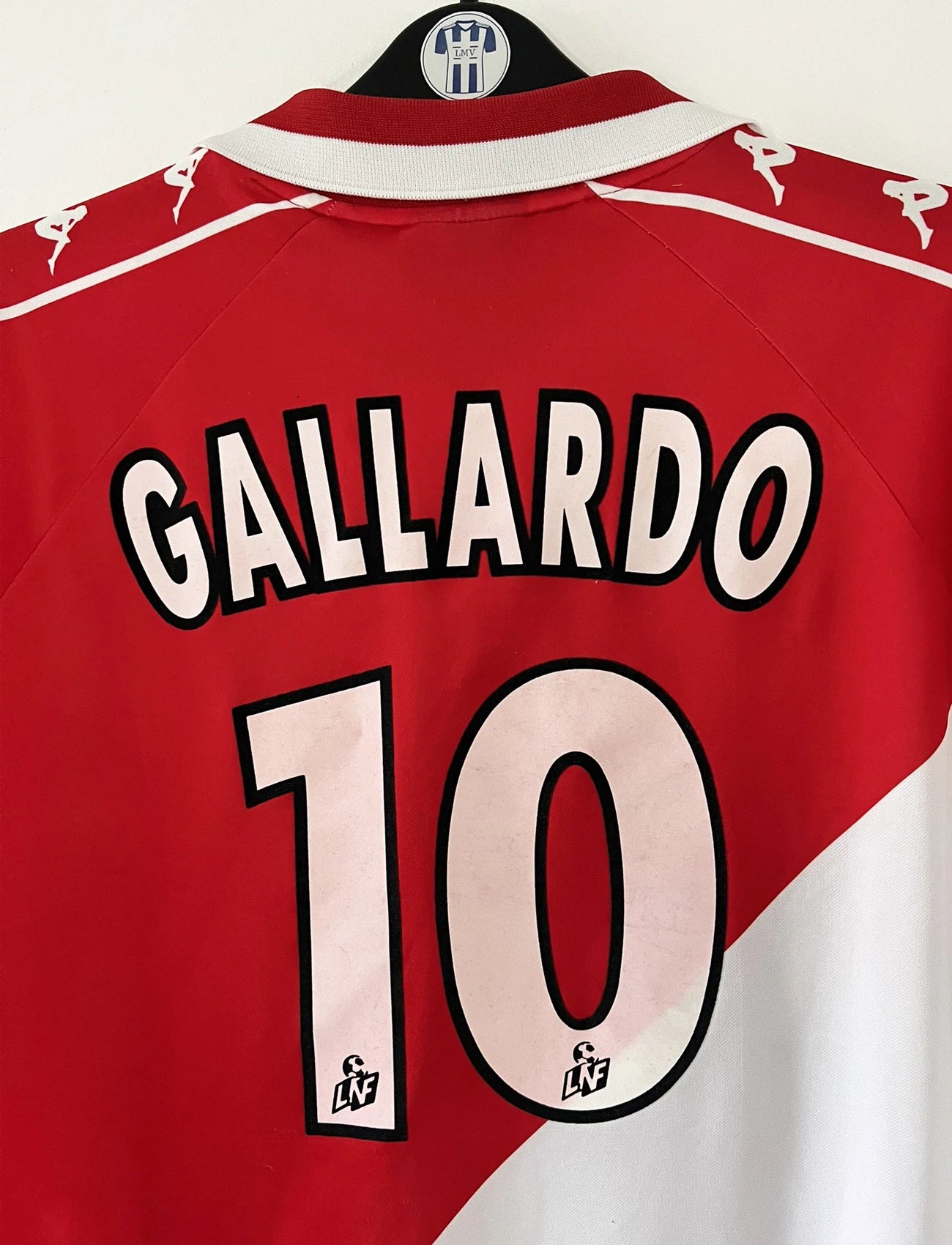 Maillot de foot vintage domicile de l'AS Monaco de la saison 2000-2001. On peut retrouver l'équipementier Kappa ainsi que les sponsor, Vizzazi, Fedcom et Gian Alberto Caporale. Le maillot est floqué du numéro 10 Marcelo Gallardo. Il s'agit d'un maillot authentique d'époque.