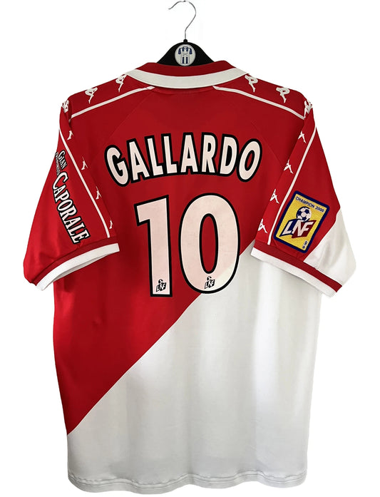Maillot de foot vintage domicile de l'AS Monaco de la saison 2000-2001. On peut retrouver l'équipementier Kappa ainsi que les sponsor, Vizzazi, Fedcom et Gian Alberto Caporale. Le maillot est floqué du numéro 10 Marcelo Gallardo. Il s'agit d'un maillot authentique d'époque.