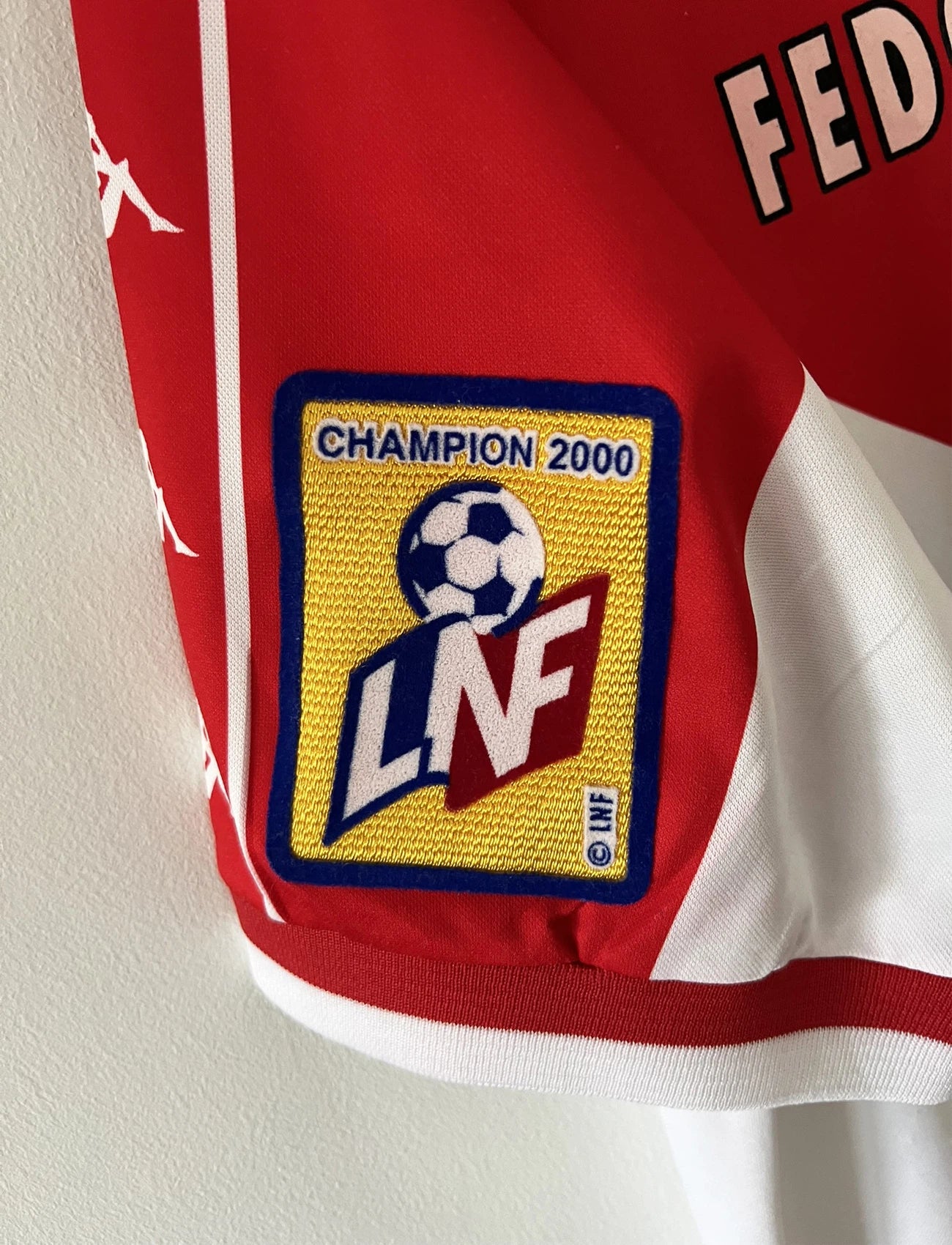 Maillot de foot vintage domicile de l'AS Monaco de la saison 2000-2001. On peut retrouver l'équipementier Kappa ainsi que les sponsor, Vizzazi, Fedcom et Gian Alberto Caporale. Le maillot est floqué du numéro 10 Marcelo Gallardo. Il s'agit d'un maillot authentique d'époque.