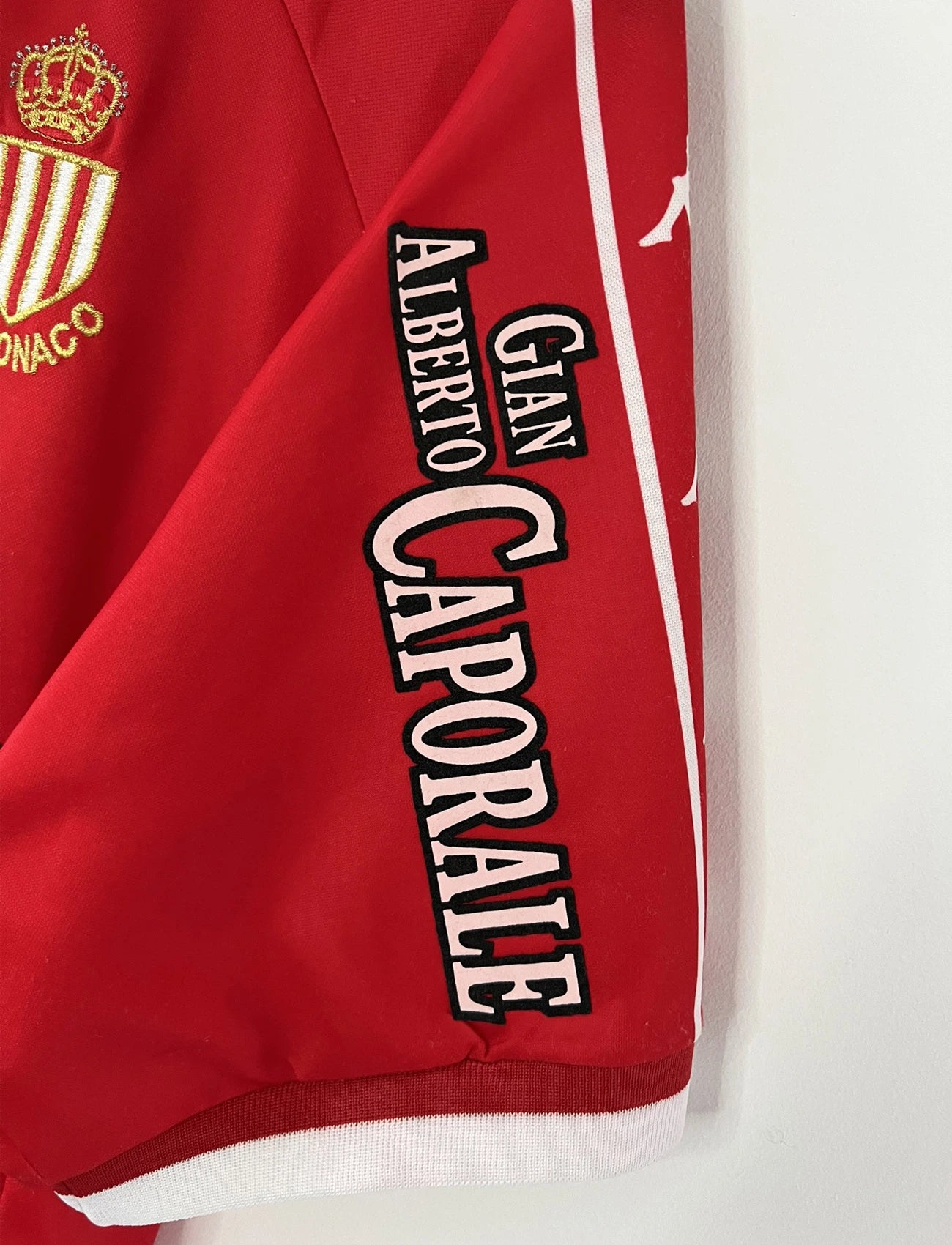 Maillot de foot vintage domicile de l'AS Monaco de la saison 2000-2001. On peut retrouver l'équipementier Kappa ainsi que les sponsor, Vizzazi, Fedcom et Gian Alberto Caporale. Le maillot est floqué du numéro 10 Marcelo Gallardo. Il s'agit d'un maillot authentique d'époque.